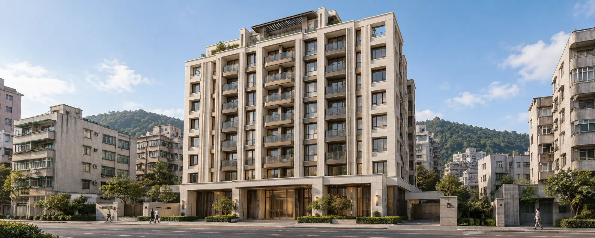 晴天街邊一棟米白色石材外牆的新建住宅大樓，兩旁是較低的老舊公寓，背後是綠色山丘